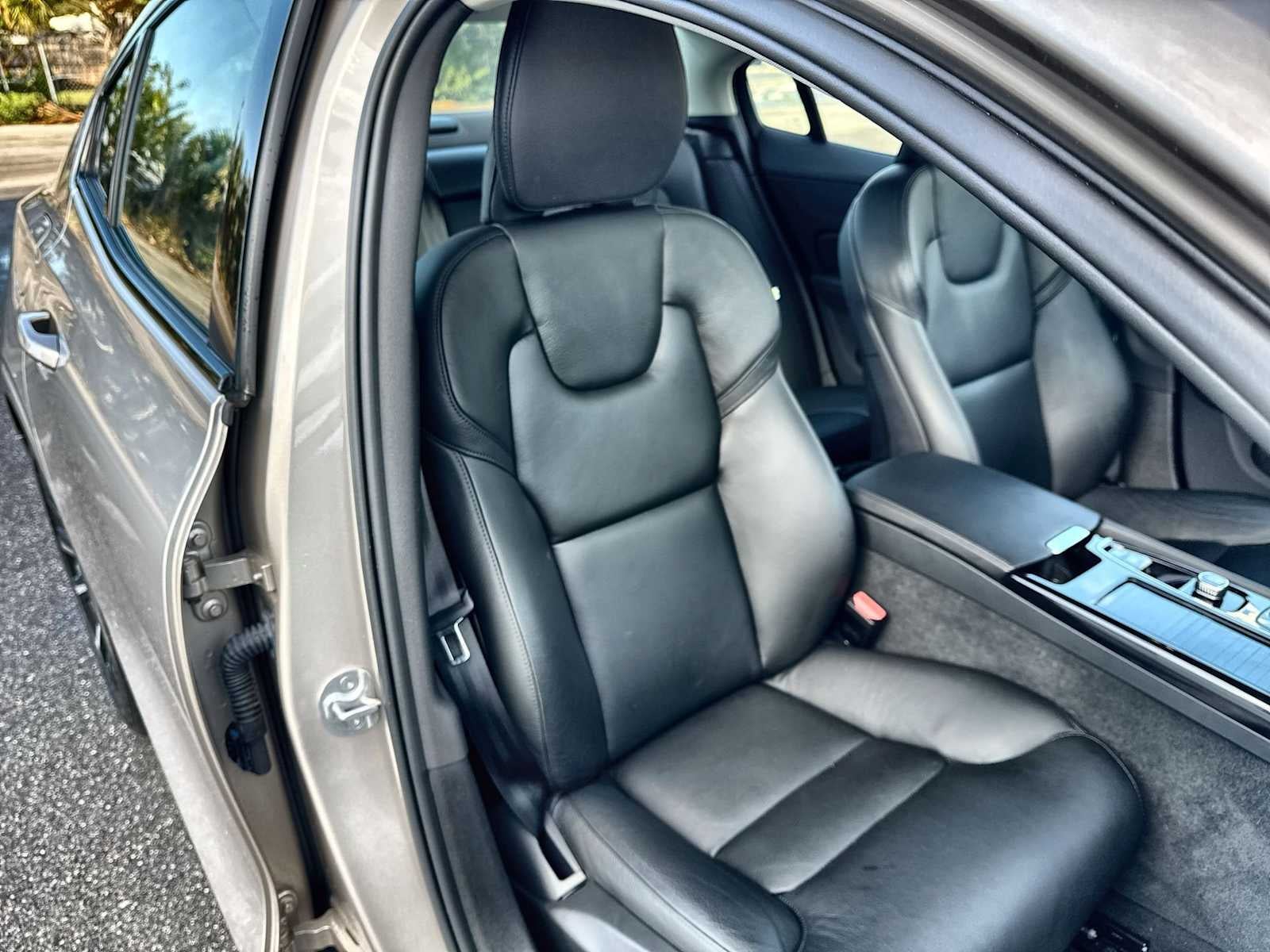 Volvo S60 Recharge híbrido enchufable Plus 2023 con tema oscuro