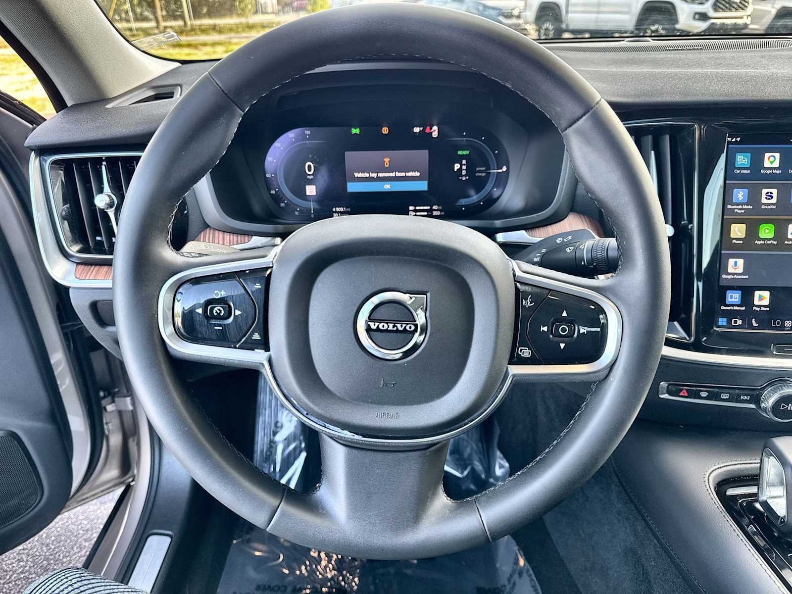 Volvo S60 Recharge híbrido enchufable Plus 2023 con tema oscuro