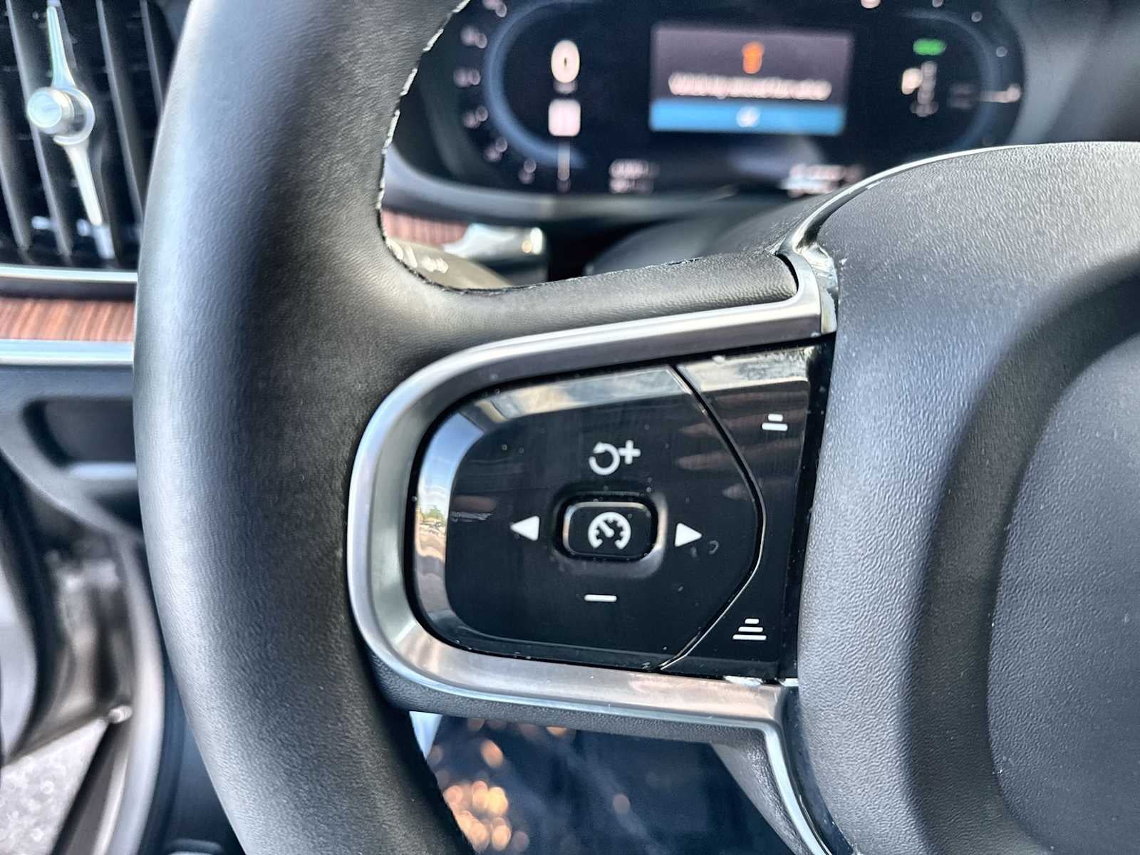 Volvo S60 Recharge híbrido enchufable Plus 2023 con tema oscuro