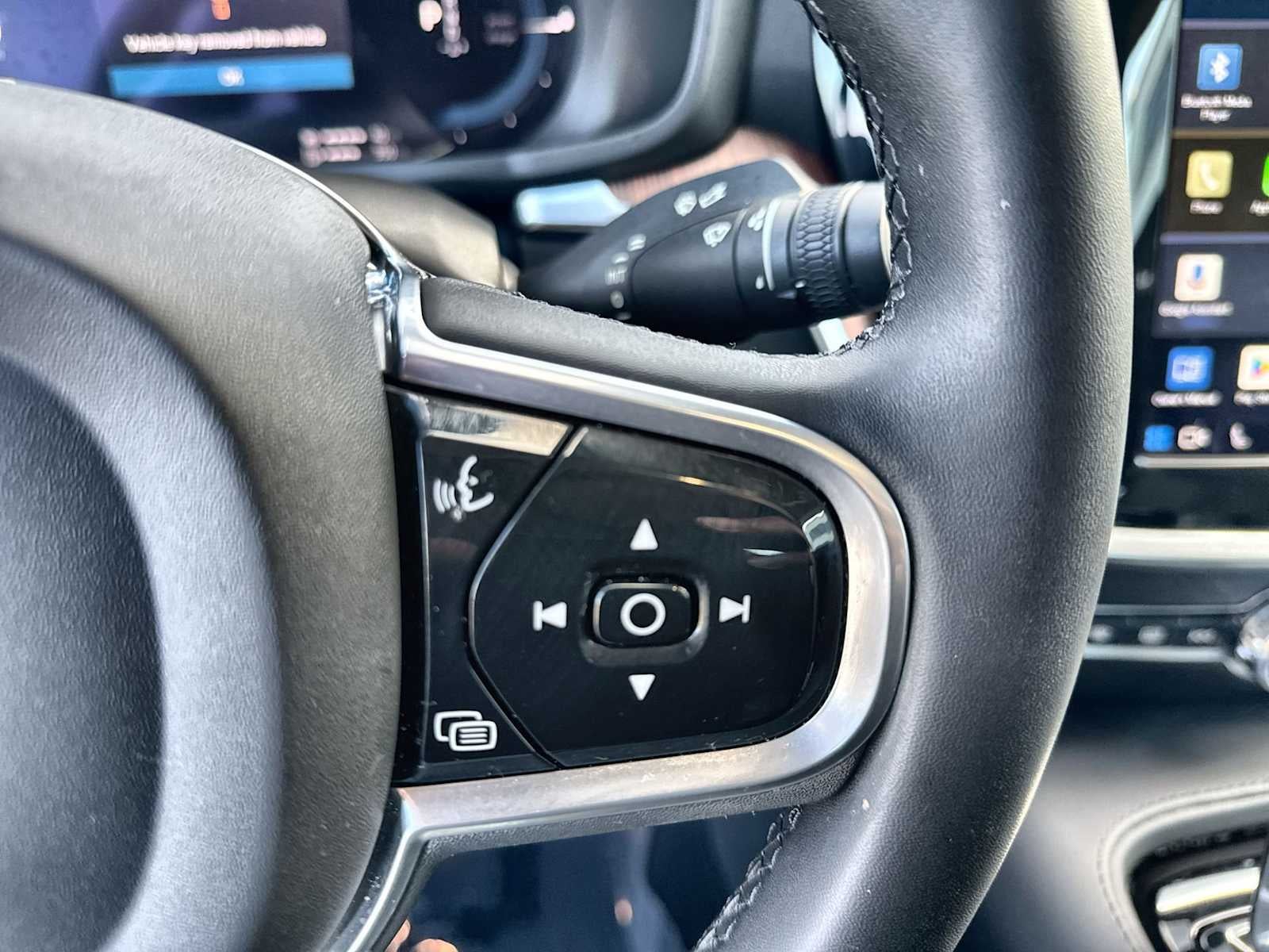 Volvo S60 Recharge híbrido enchufable Plus 2023 con tema oscuro