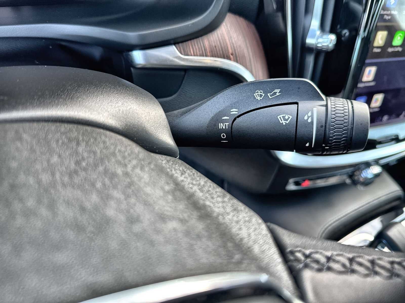 Volvo S60 Recharge híbrido enchufable Plus 2023 con tema oscuro