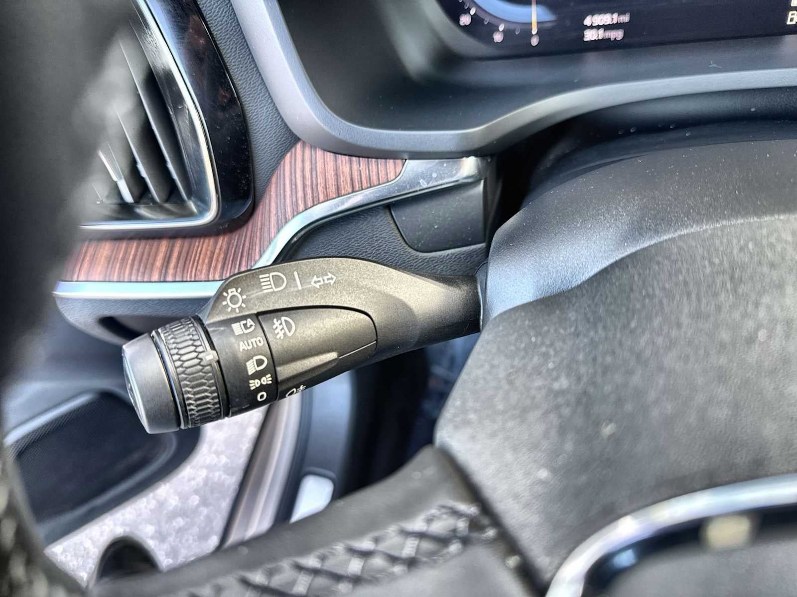 Volvo S60 Recharge híbrido enchufable Plus 2023 con tema oscuro