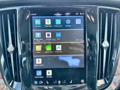 Volvo S60 Recharge híbrido enchufable Plus 2023 con tema oscuro