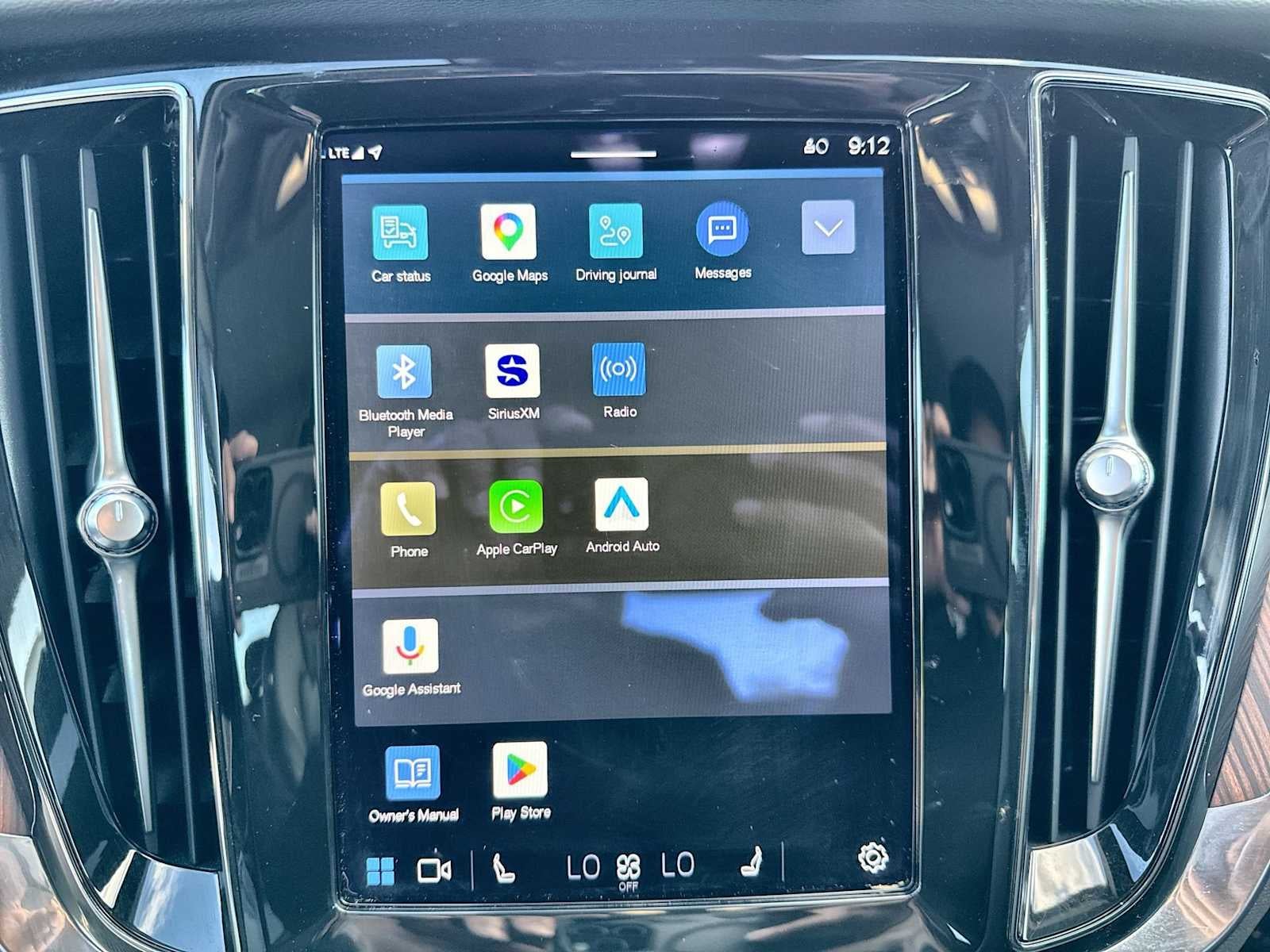 Volvo S60 Recharge híbrido enchufable Plus 2023 con tema oscuro