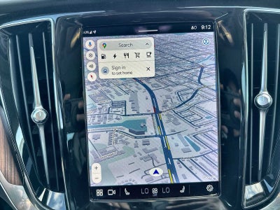 Volvo S60 Recharge híbrido enchufable Plus 2023 con tema oscuro