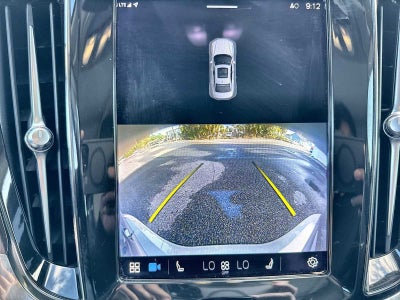 Volvo S60 Recharge híbrido enchufable Plus 2023 con tema oscuro