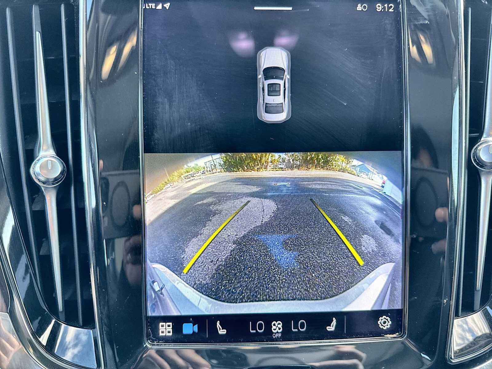 Volvo S60 Recharge híbrido enchufable Plus 2023 con tema oscuro