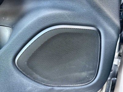 Volvo S60 Recharge híbrido enchufable Plus 2023 con tema oscuro