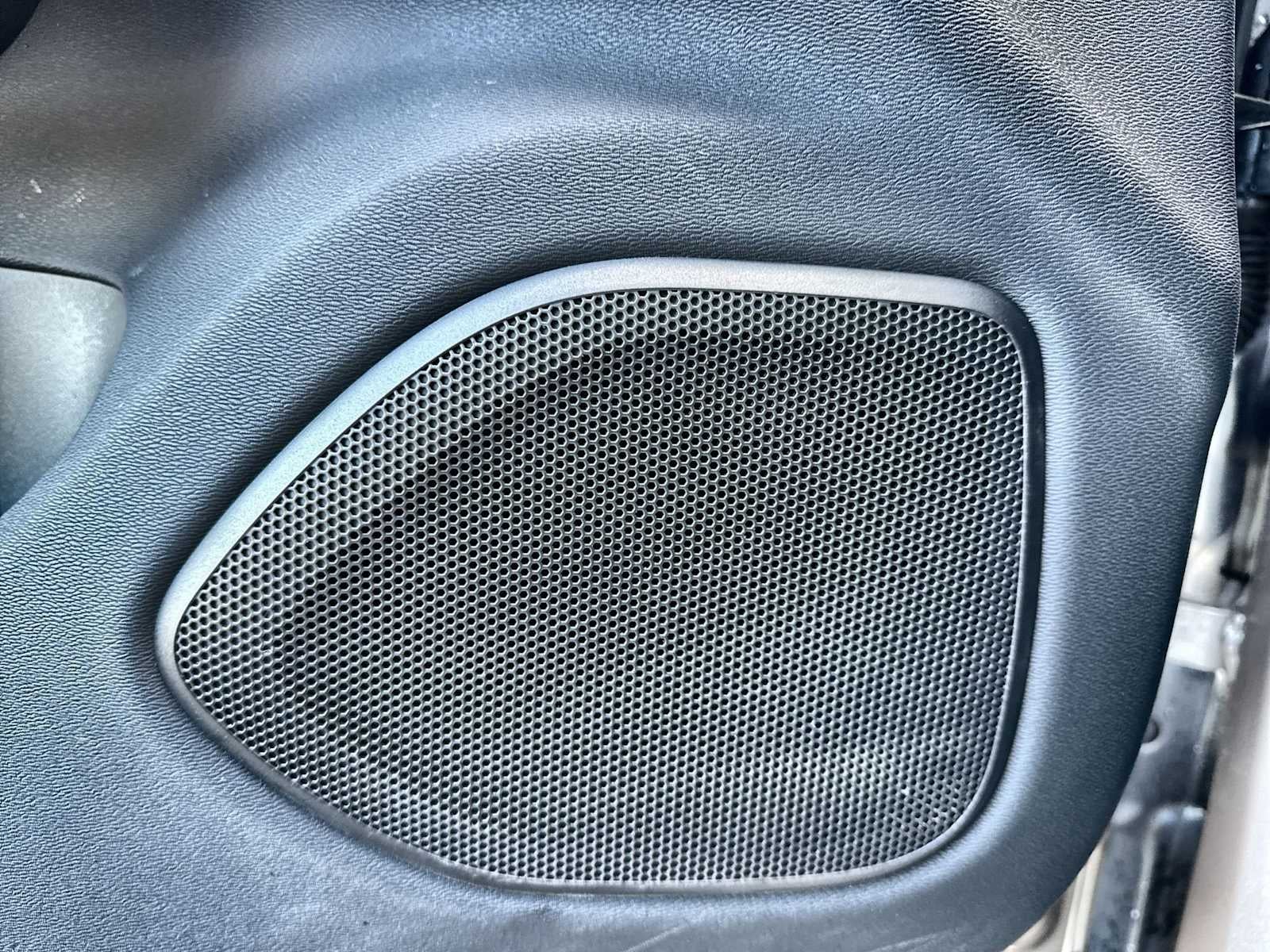 Volvo S60 Recharge híbrido enchufable Plus 2023 con tema oscuro