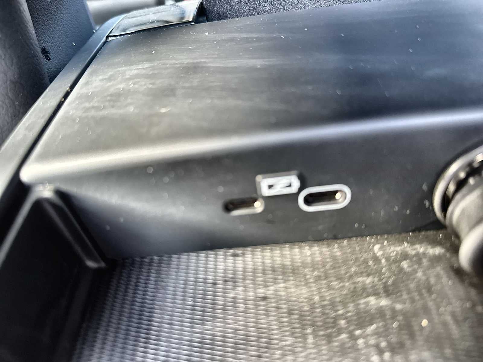 Volvo S60 Recharge híbrido enchufable Plus 2023 con tema oscuro