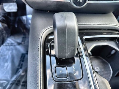 Volvo S60 Recharge híbrido enchufable Plus 2023 con tema oscuro