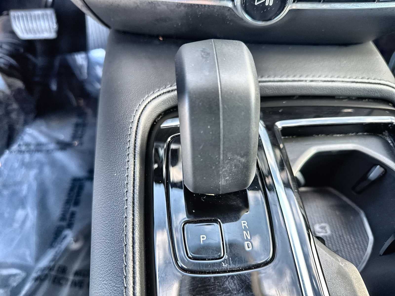 Volvo S60 Recharge híbrido enchufable Plus 2023 con tema oscuro