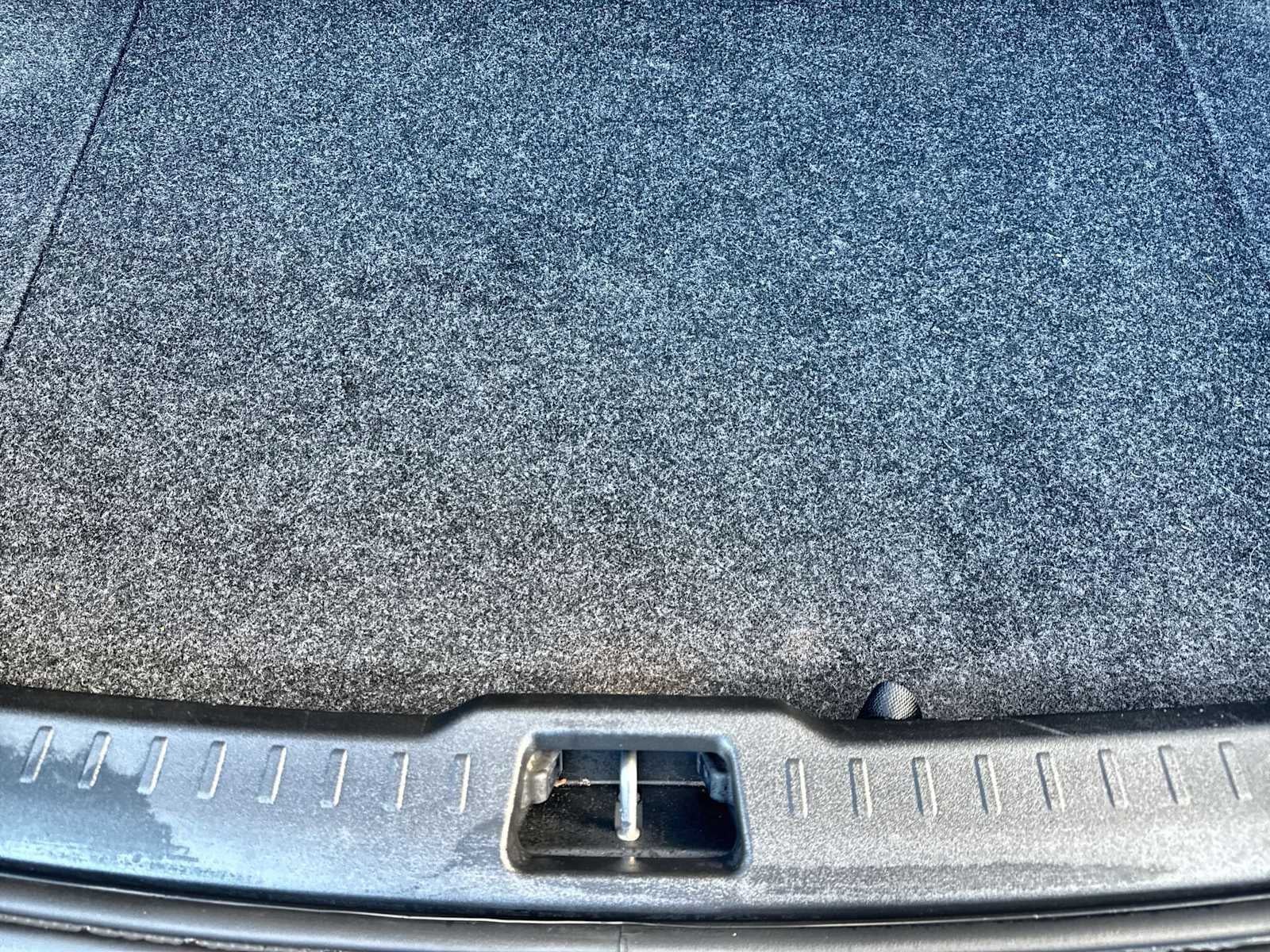 Volvo S60 Recharge híbrido enchufable Plus 2023 con tema oscuro