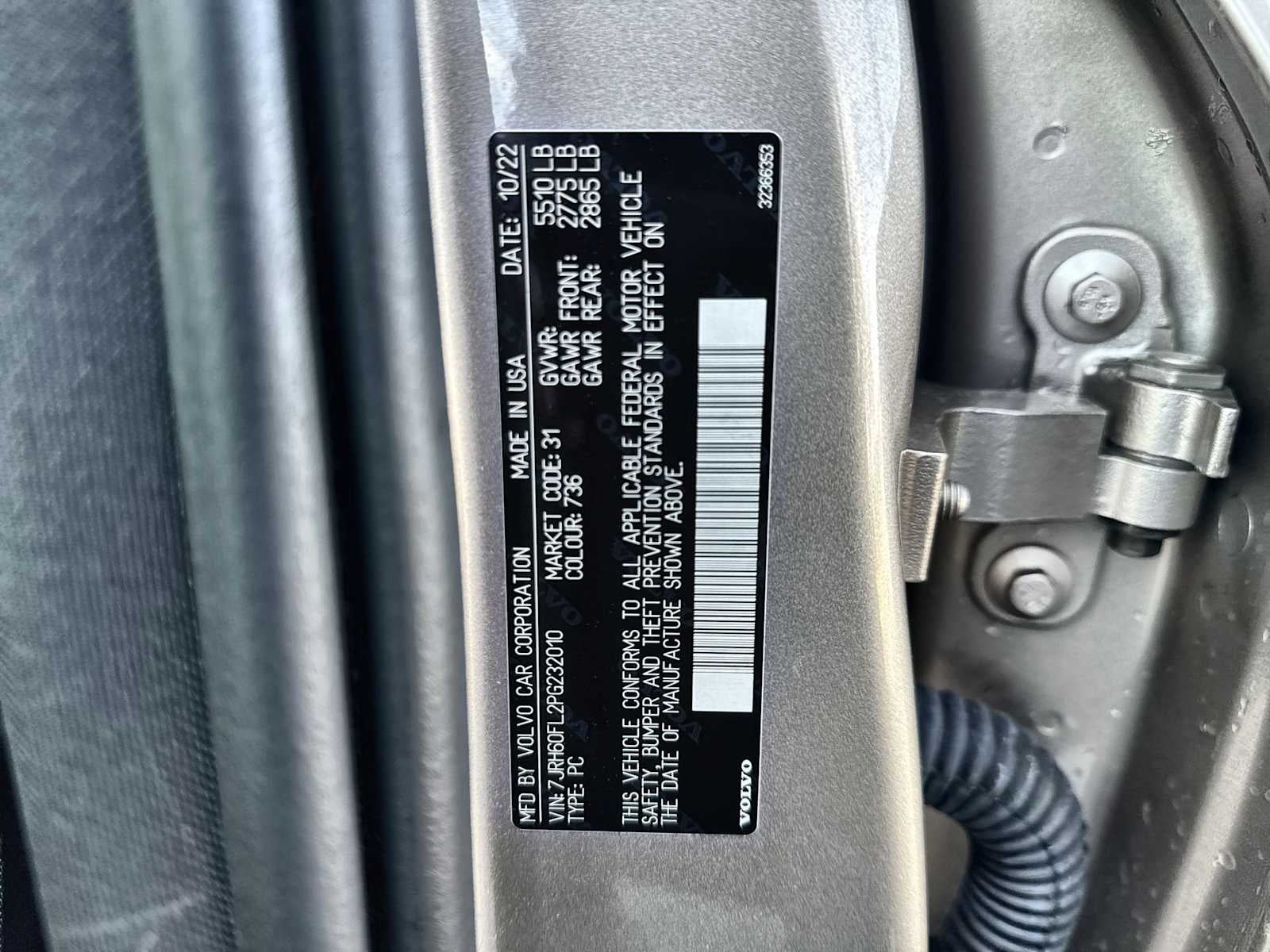 Volvo S60 Recharge híbrido enchufable Plus 2023 con tema oscuro