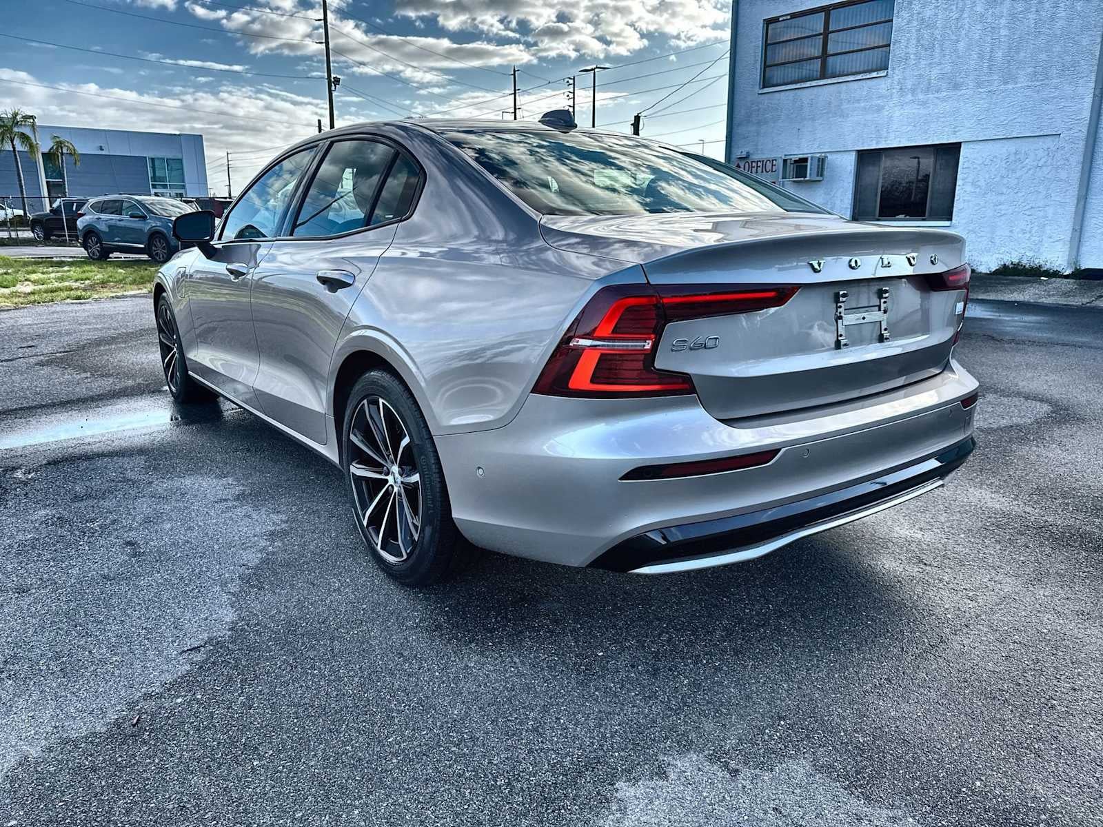 Volvo S60 Recharge híbrido enchufable Plus 2023 con tema oscuro