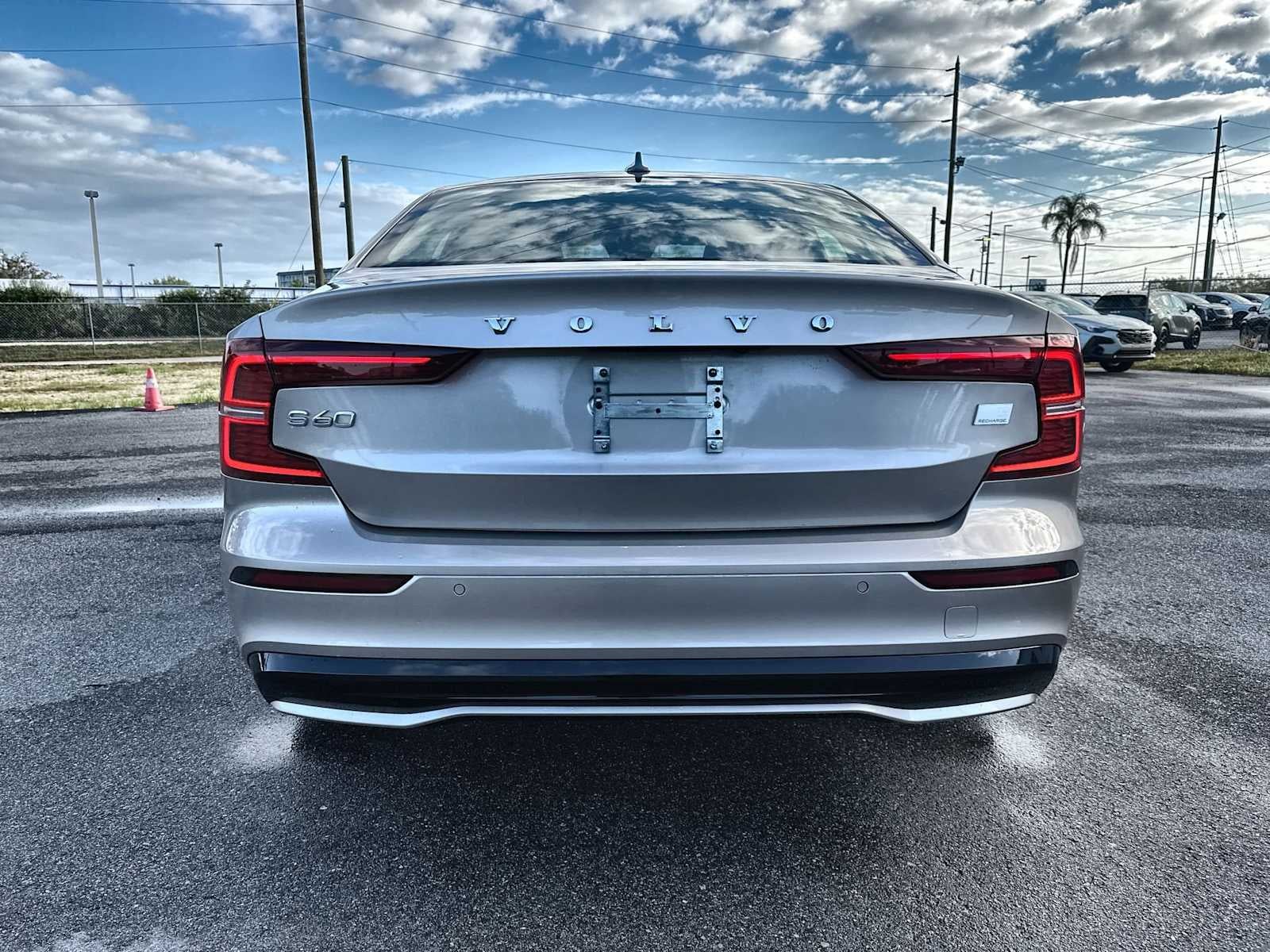 Volvo S60 Recharge híbrido enchufable Plus 2023 con tema oscuro