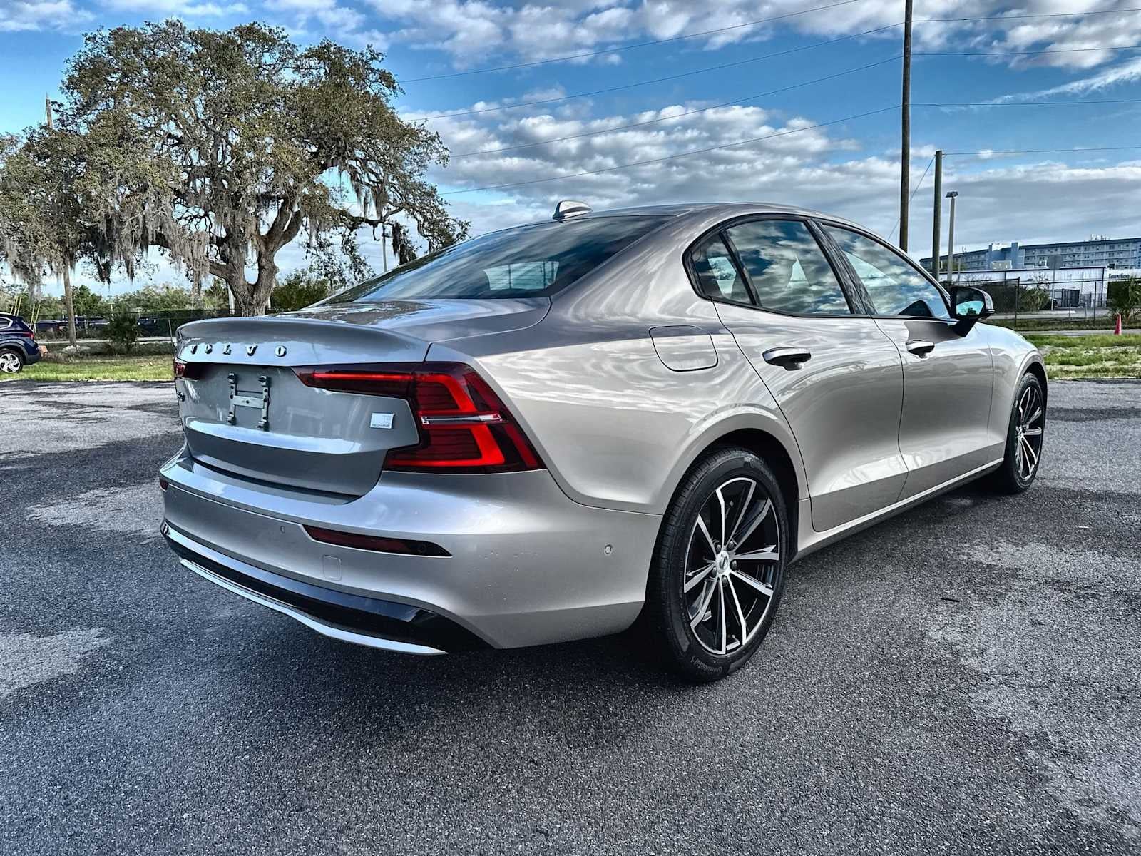 Volvo S60 Recharge híbrido enchufable Plus 2023 con tema oscuro