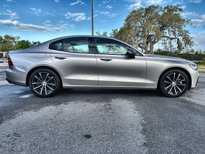 Volvo S60 Recharge híbrido enchufable Plus 2023 con tema oscuro