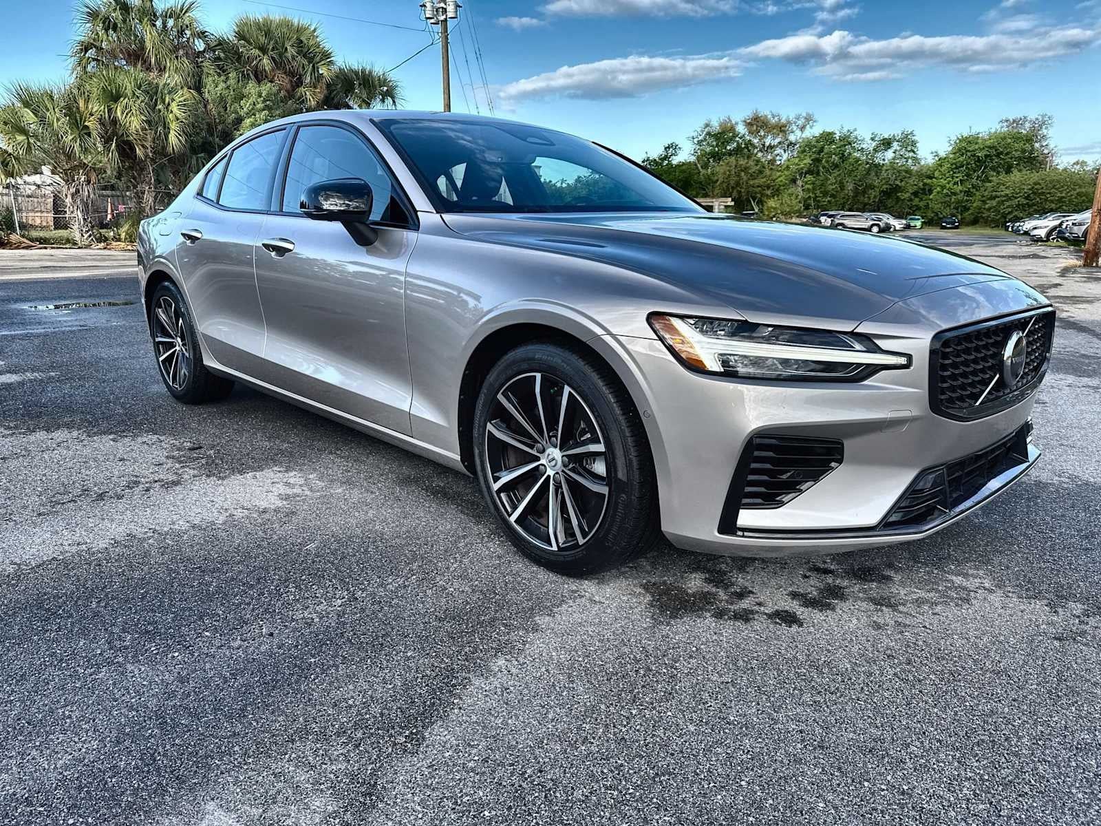 Volvo S60 Recharge híbrido enchufable Plus 2023 con tema oscuro