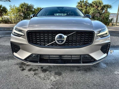 Volvo S60 Recharge híbrido enchufable Plus 2023 con tema oscuro