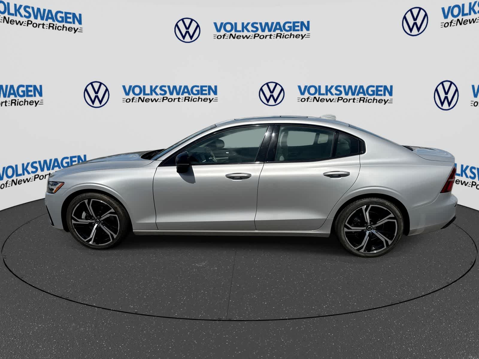 2024 Volvo S60 Core Dark Theme
