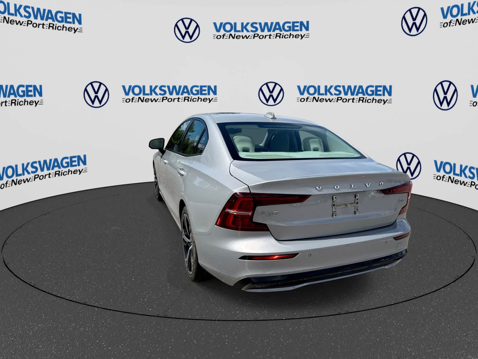 2024 Volvo S60 Core Dark Theme