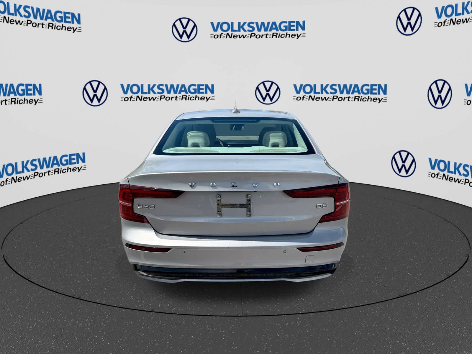 2024 Volvo S60 Core Dark Theme