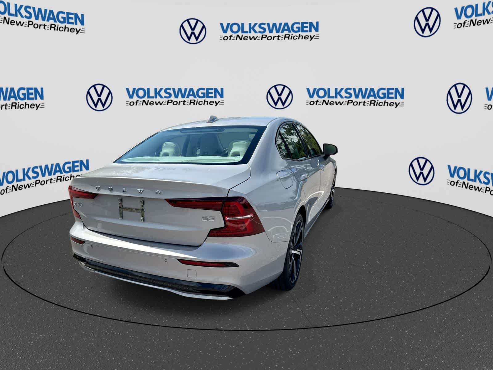 2024 Volvo S60 Core Dark Theme