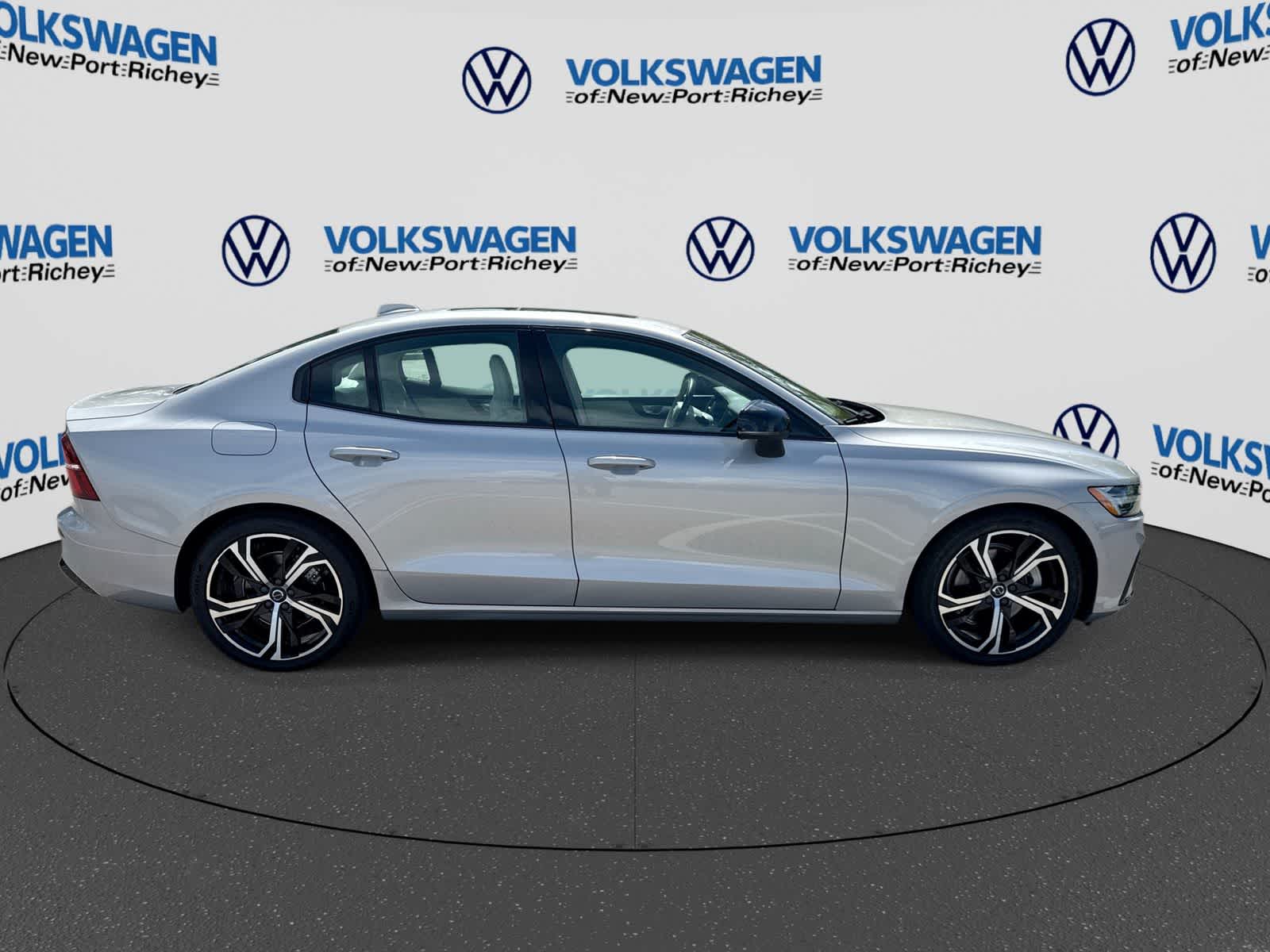 2024 Volvo S60 Core Dark Theme