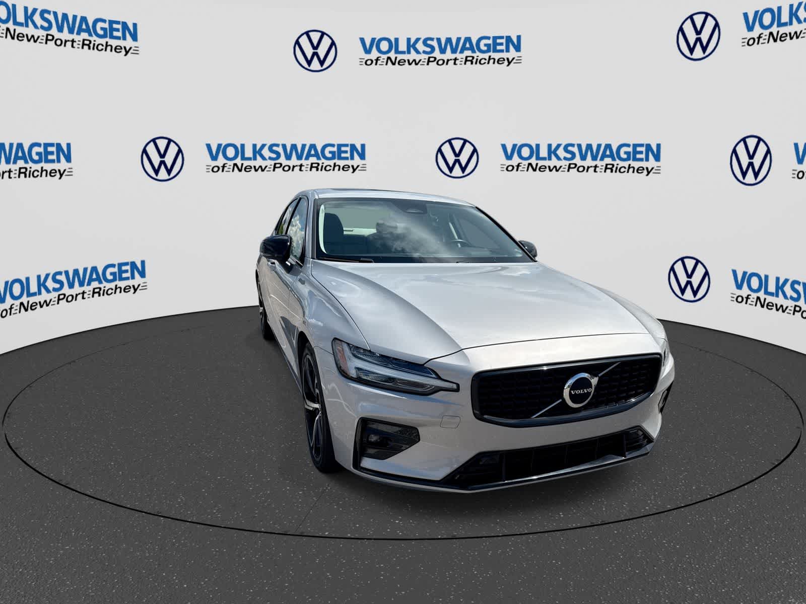 2024 Volvo S60 Core Dark Theme