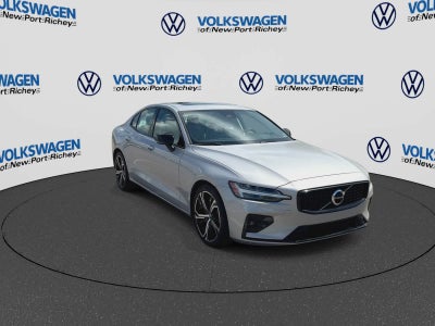 2024 Volvo S60 Core Dark Theme