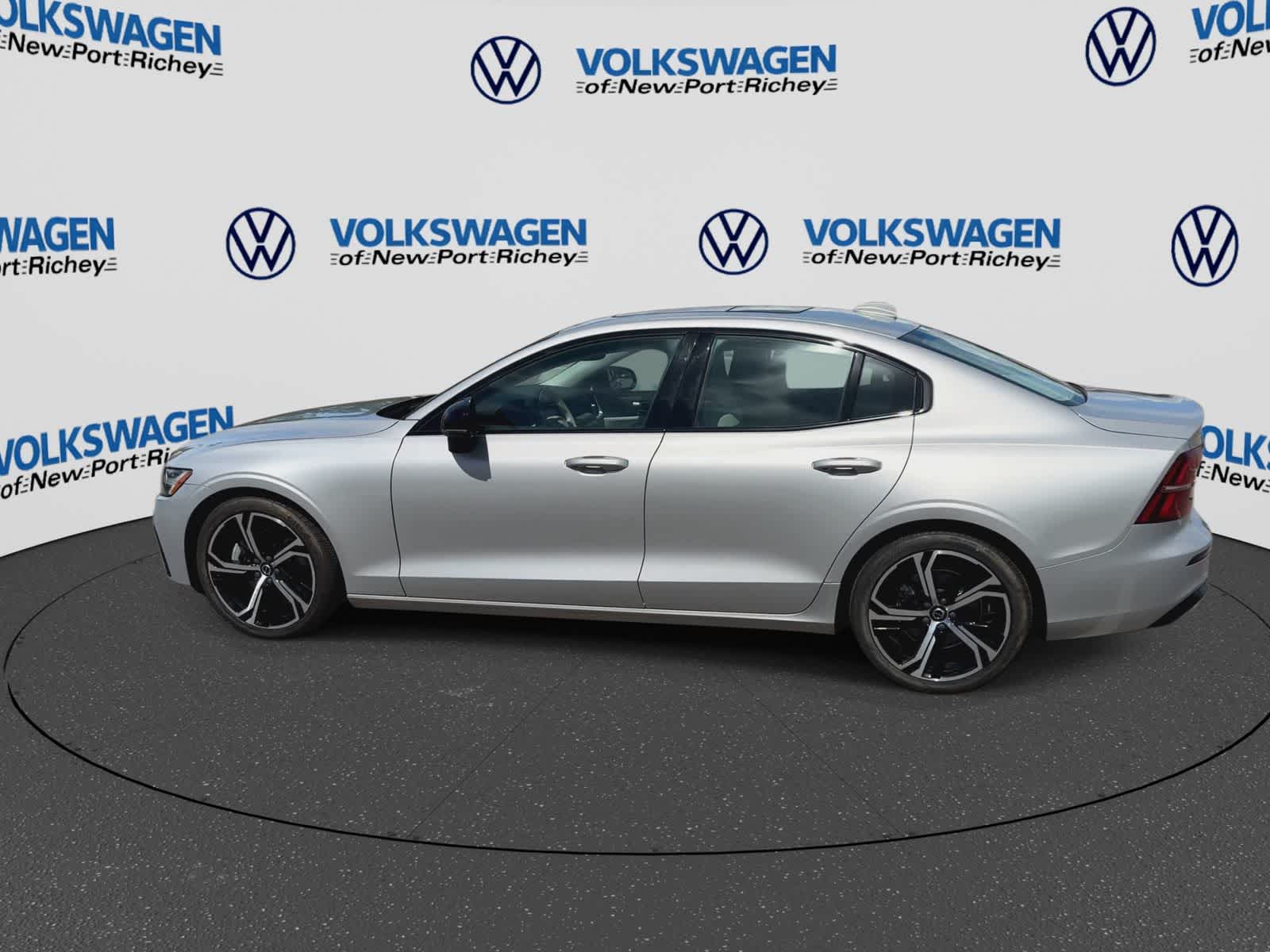 2024 Volvo S60 Core Dark Theme