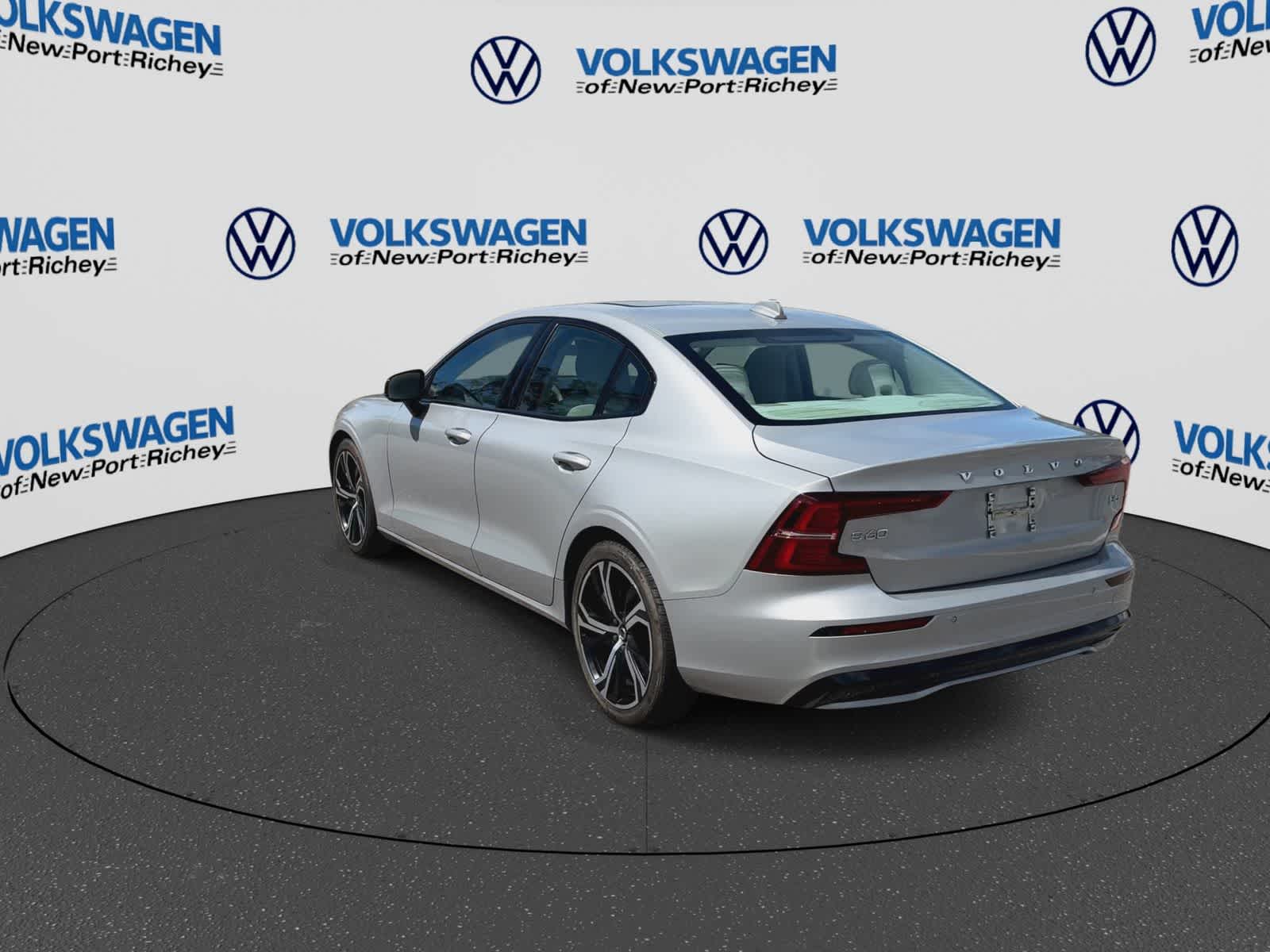 2024 Volvo S60 Core Dark Theme