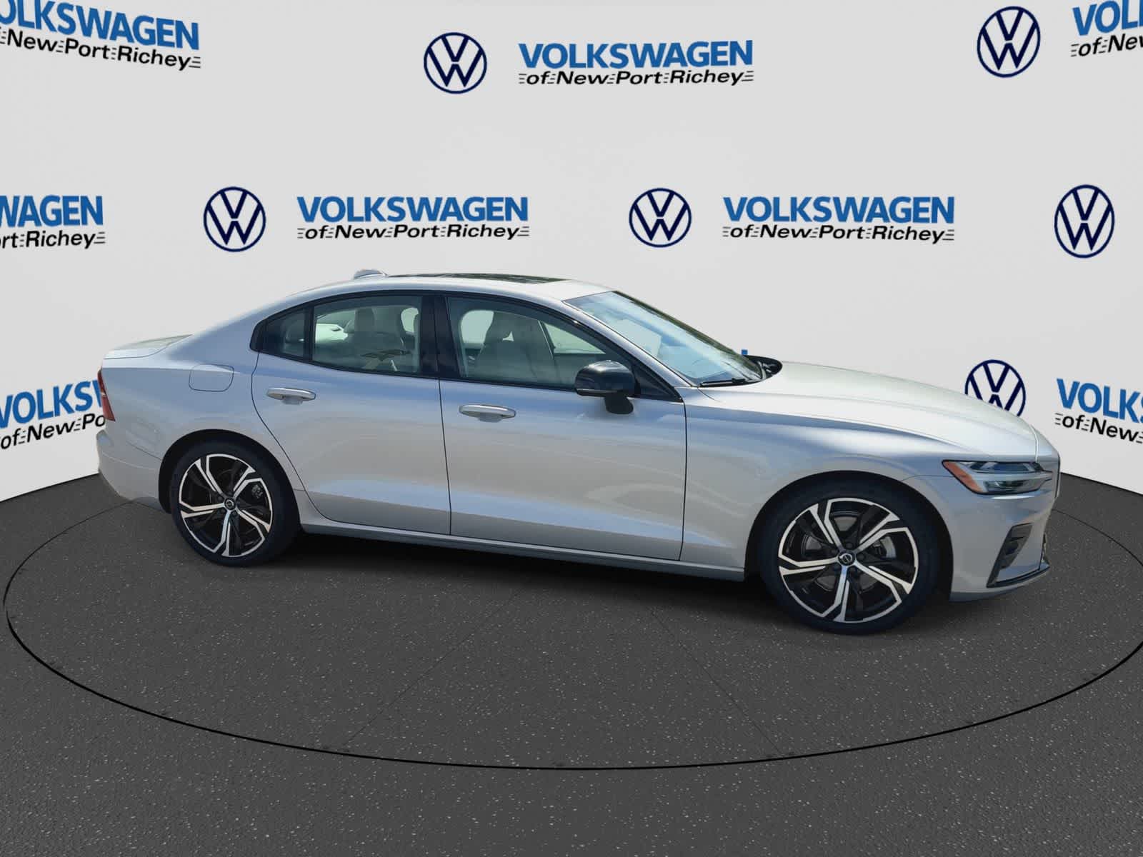 2024 Volvo S60 Core Dark Theme