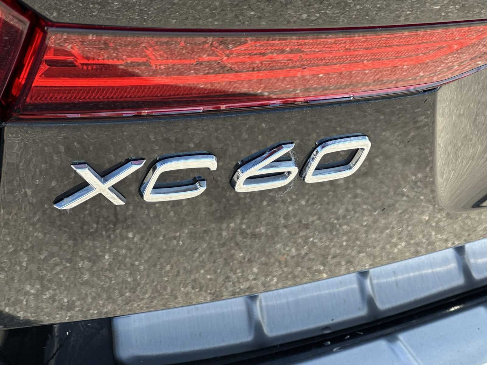 2023 Volvo XC60 Plus Tema oscuro