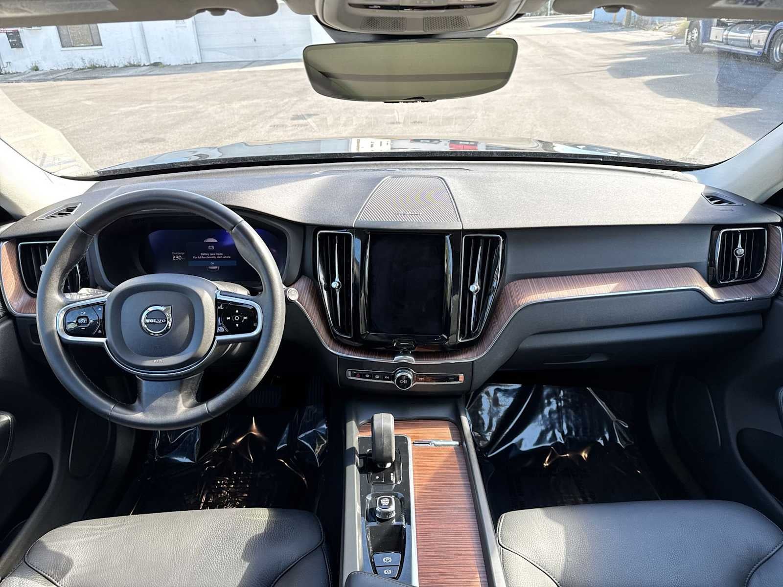 2023 Volvo XC60 Plus Tema oscuro