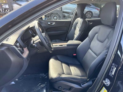 2023 Volvo XC60 Plus Tema oscuro