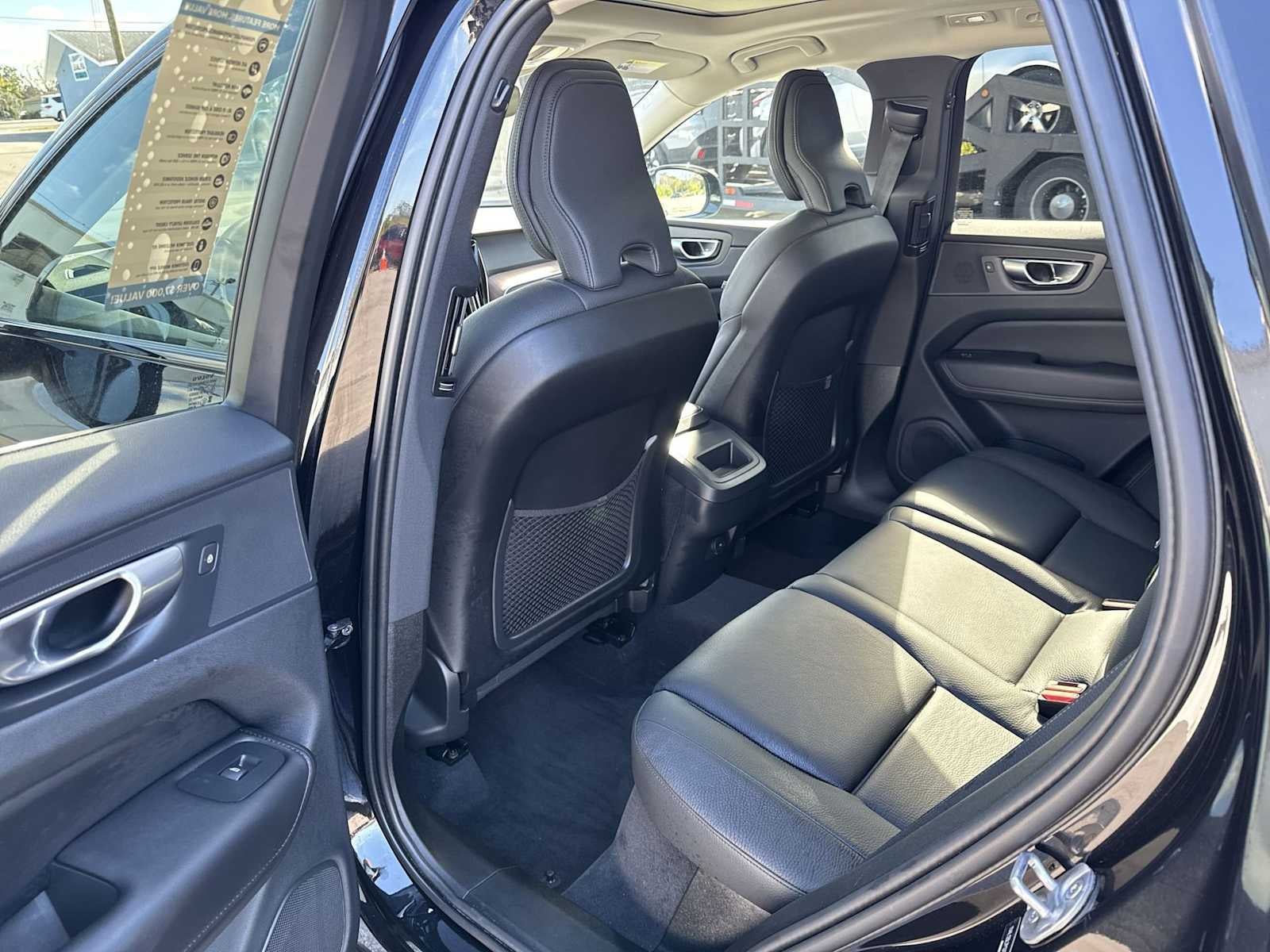 2023 Volvo XC60 Plus Tema oscuro