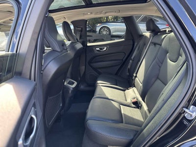 2023 Volvo XC60 Plus Tema oscuro