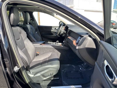 2023 Volvo XC60 Plus Tema oscuro