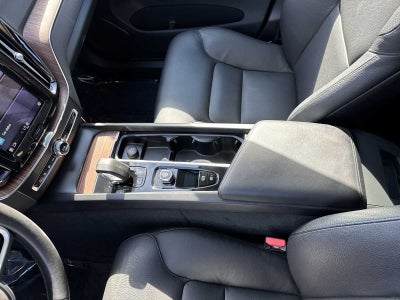 2023 Volvo XC60 Plus Tema oscuro