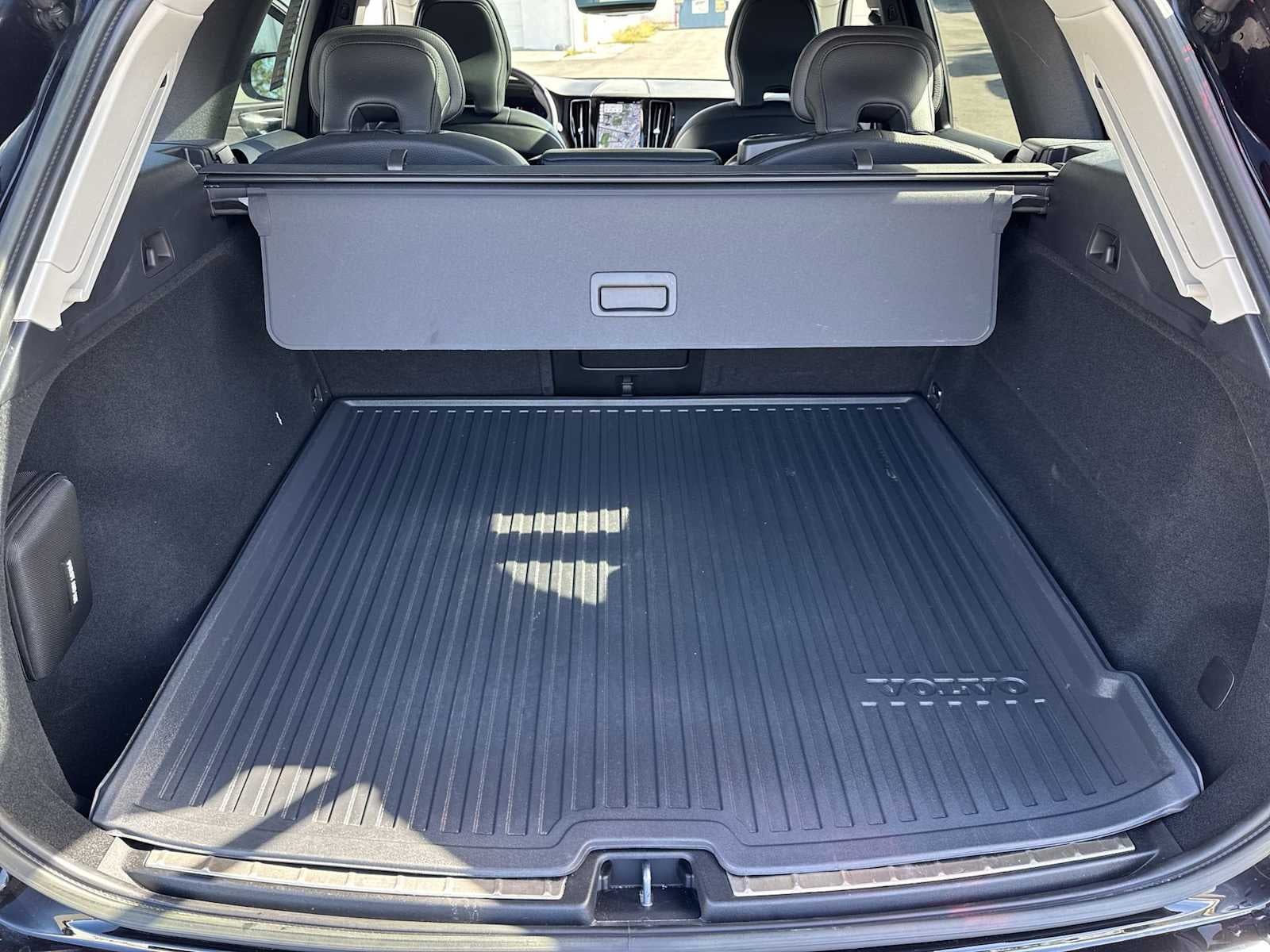 2023 Volvo XC60 Plus Tema oscuro