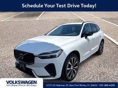 2023 Volvo XC60 Plus Tema oscuro