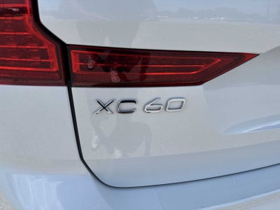 2023 Volvo XC60 Plus Tema oscuro
