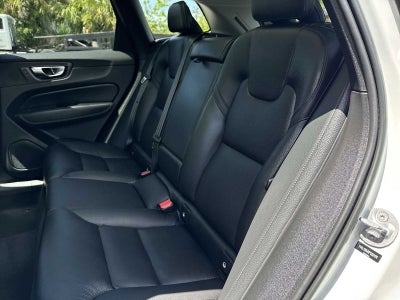 2023 Volvo XC60 Plus Tema oscuro