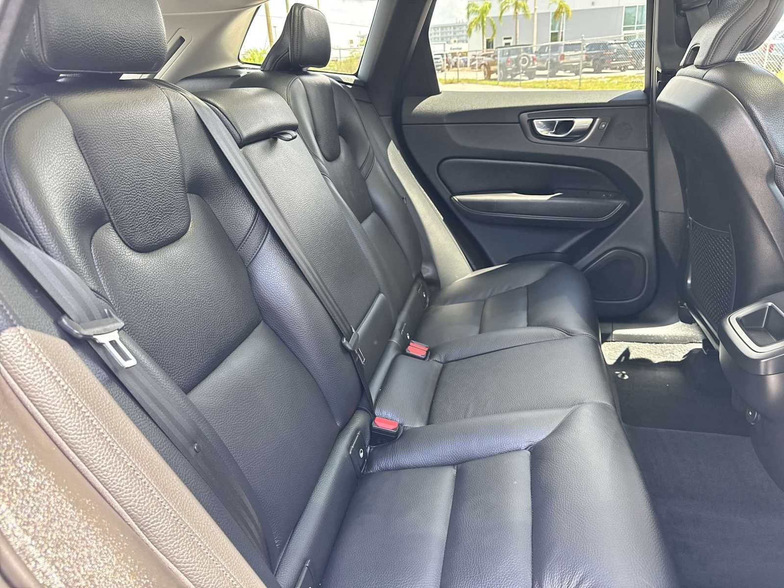 2023 Volvo XC60 Plus Tema oscuro
