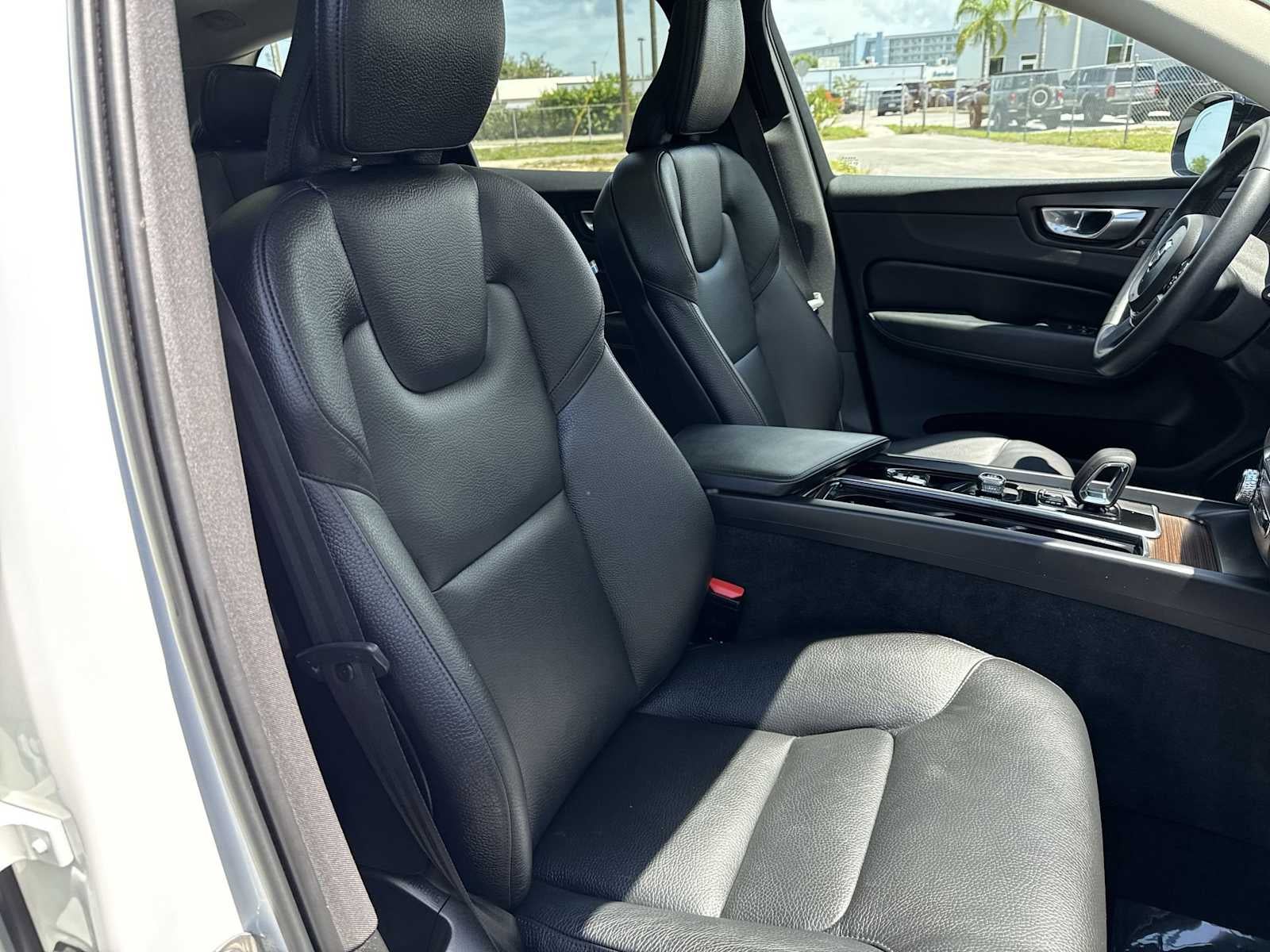 2023 Volvo XC60 Plus Tema oscuro