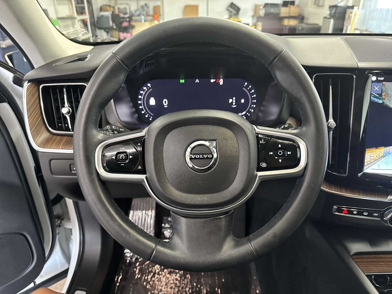 2023 Volvo XC60 Plus Tema oscuro