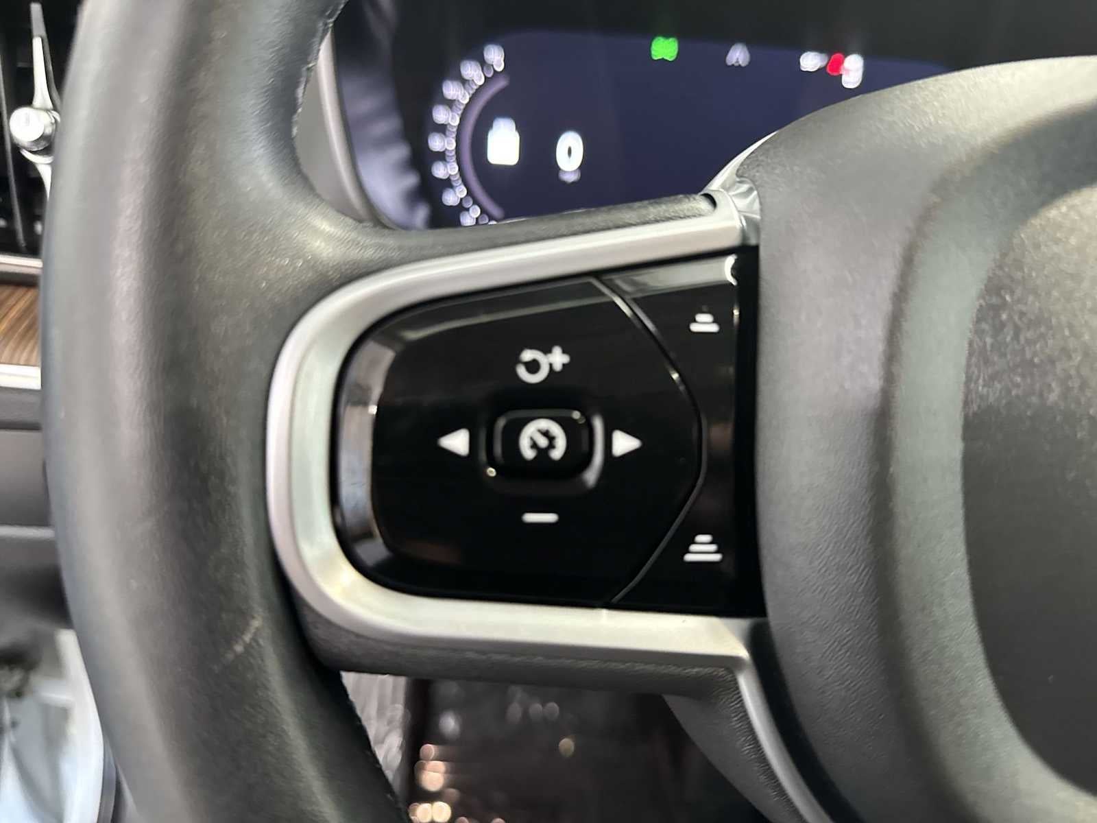 2023 Volvo XC60 Plus Tema oscuro