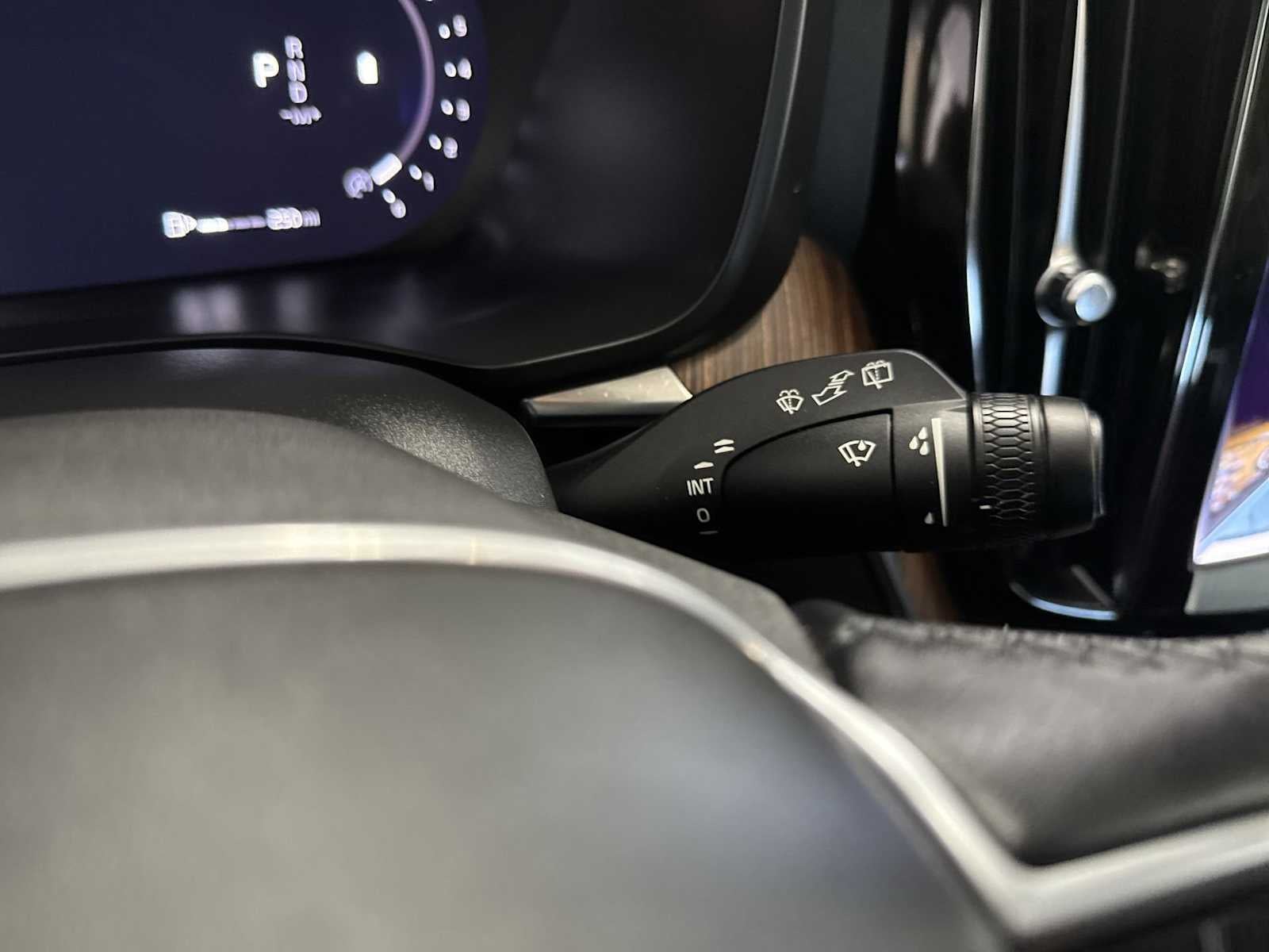 2023 Volvo XC60 Plus Tema oscuro